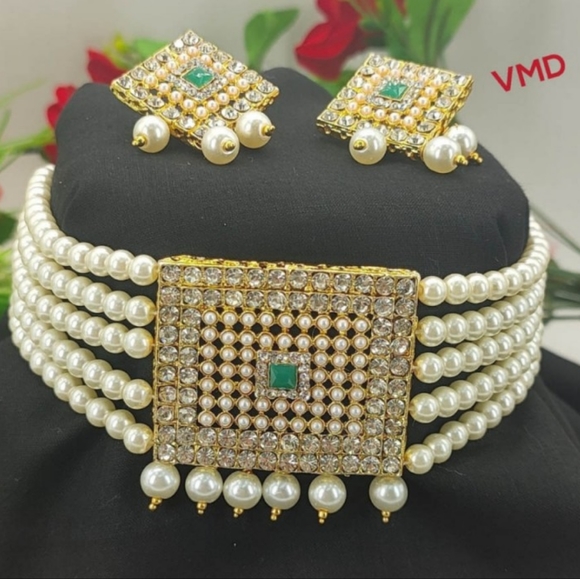 Green Pearl Choker Necklace Earrings Set  never worn - Picture 1 of 7